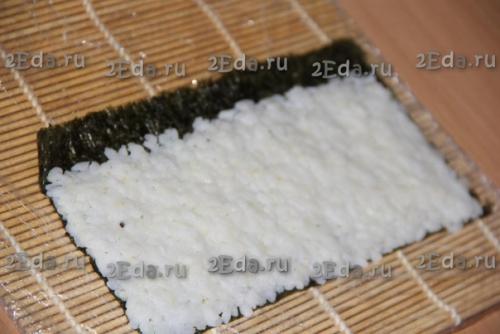 Роллы с красной рыбой и огурцом. 01 Роллы с красной рыбой и огурцом. 01