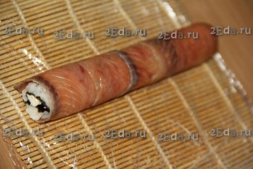 Роллы с красной рыбой и огурцом. 04 Роллы с красной рыбой и огурцом. 04