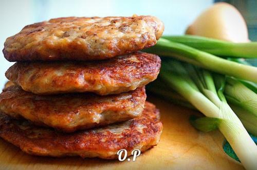 Оладьи из картофельного пюре с фаршем.