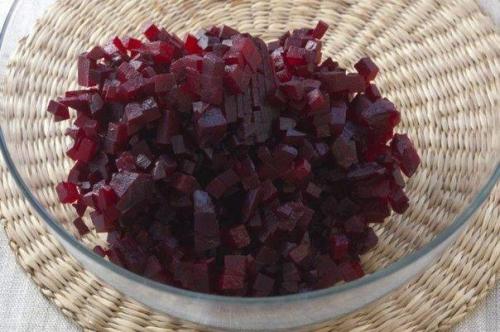 Салат свекольный.  Нежный, вкусный, аппетитный свекольный салат, приготовленный с добавлением яиц и свеклы отлично подходит для повседневного меню. 02