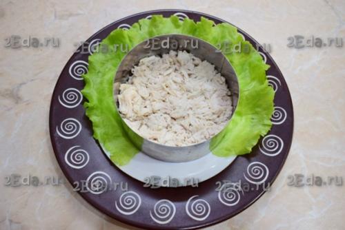 Салат с курицей, черносливом, свежим огурцом и грецкими орехами. 01