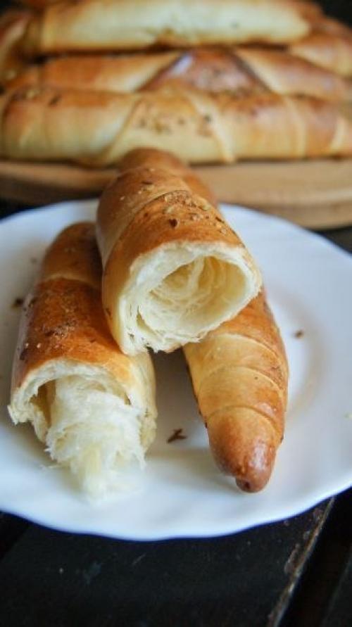 Рогалики.  Мне очень понравились рогалики по этому рецепту - нежные и в меру сладкие, они даже не нуждаются ни в каком дополнении. 01