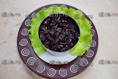 Салат с курицей, черносливом, свежим огурцом и грецкими орехами. 02