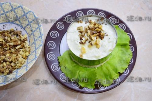 Салат с курицей, черносливом, свежим огурцом и грецкими орехами. 05