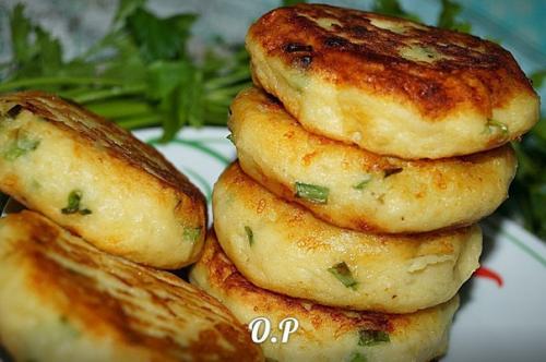 Картофельные биточки с луком и сыром. Картофельные биточки с луком и сыром.