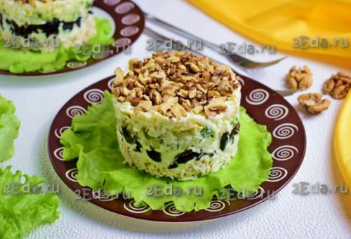 Салат с курицей, черносливом, свежим огурцом и грецкими орехами. 06