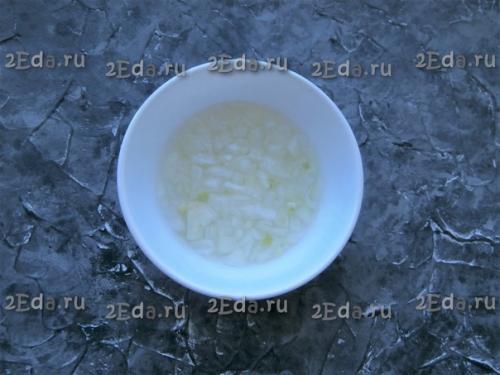 Салат из куриной печени с маринованным луком. 02