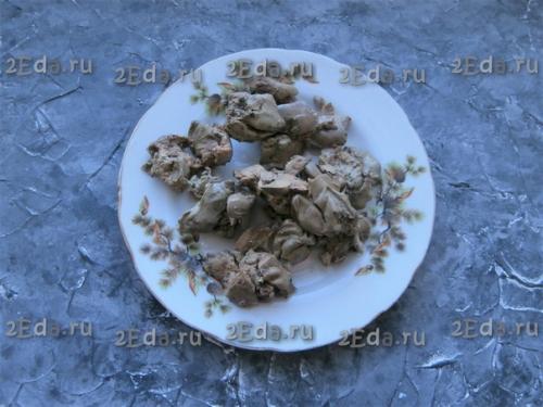 Салат из куриной печени с маринованным луком. 01