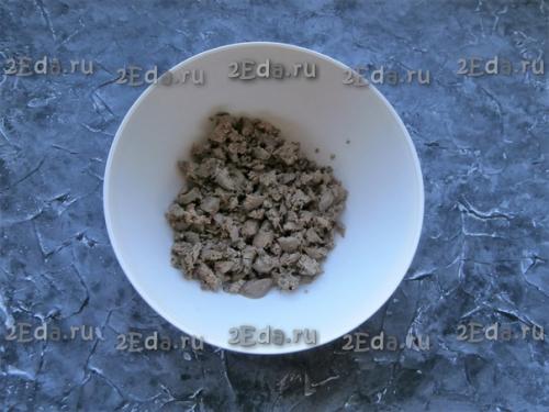 Салат из куриной печени с маринованным луком. 03