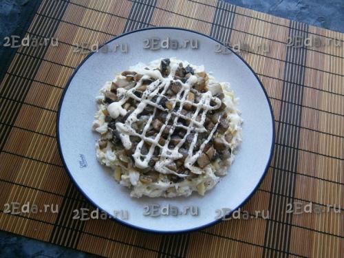 Салат с курицей, грибами, сыром и грецкими орехами. 04 Салат с курицей, грибами, сыром и грецкими орехами. 04