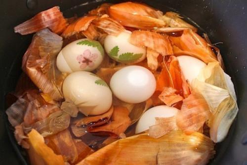Окрашивание пасхальных яиц с помощью луковой шелухи. 05