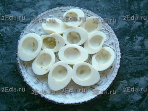 Яйца, фаршированные шпротами. 01 Яйца, фаршированные шпротами. 01