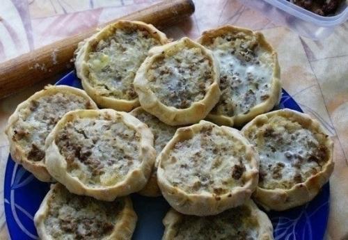 Перепечи с мясом, грибами.
