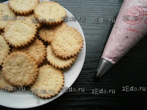 Песочное пирожное с белковым кремом. 07