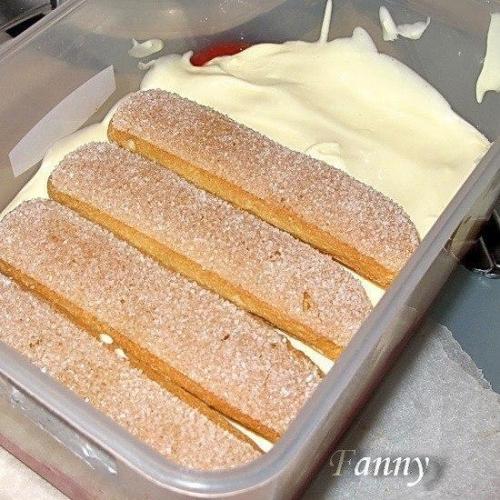 Клубничное тирамису.  В этом десерте я соединила то, что любит мой сынуля - его любимый тирамису и клубнику. 02