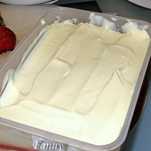 Клубничное тирамису.  В этом десерте я соединила то, что любит мой сынуля - его любимый тирамису и клубнику. 03