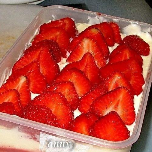 Клубничное тирамису.  В этом десерте я соединила то, что любит мой сынуля - его любимый тирамису и клубнику. 04