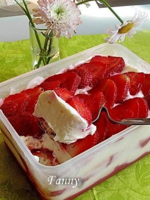 Клубничное тирамису.  В этом десерте я соединила то, что любит мой сынуля - его любимый тирамису и клубнику.