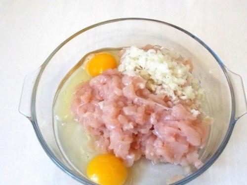 Куриные котлеты, приготовленные с добавлением сыра и молока. 02 Куриные котлеты, приготовленные с добавлением сыра и молока. 02