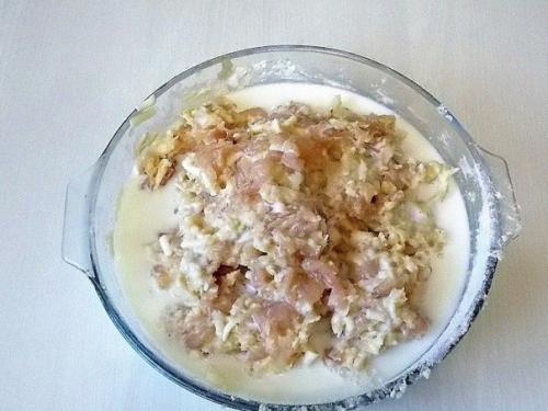 Куриные котлеты, приготовленные с добавлением сыра и молока. 04 Куриные котлеты, приготовленные с добавлением сыра и молока. 04