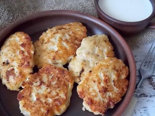 Куриные котлеты, приготовленные с добавлением сыра и молока. Куриные котлеты, приготовленные с добавлением сыра и молока.