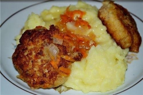 Рыбные котлеты в овощном соусе.

