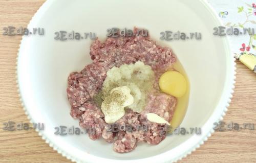 Котлеты из фарша с помидорами и сыром в духовке. 01