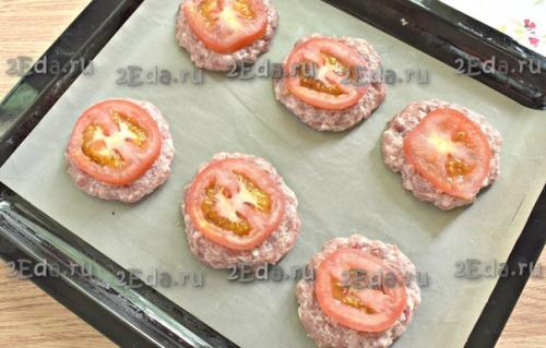 Котлеты из фарша с помидорами и сыром в духовке. 03