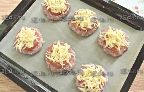 Котлеты из фарша с помидорами и сыром в духовке. 04