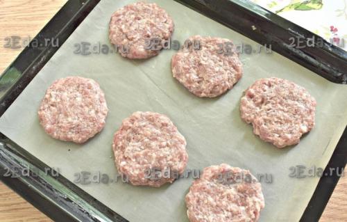 Котлеты из фарша с помидорами и сыром в духовке. 02