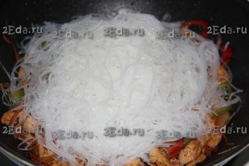 Фунчоза с куриным филе и овощами. 06