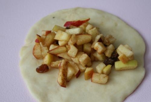 Ароматные пирожки.  Восхитительные домашние сладкие дрожжевые пирожки с яблоками, изюмом и корицей, перед запахом которых не устоит никто! 04 Ароматные пирожки.  Восхитительные домашние сладкие дрожжевые пирожки с яблоками, изюмом и корицей, перед запахом которых не устоит никто! 04