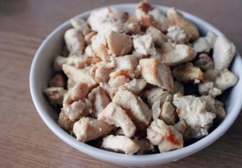 Сытный салат с куриной грудкой. 04