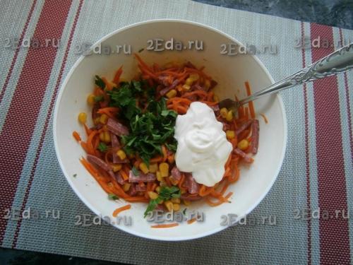 Салат с копчёной колбасой, корейской морковью и кукурузой. 03