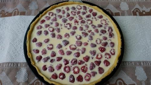 Пирог с малиной и сметанной заливкой. 03
