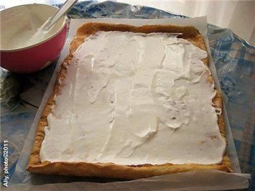 Восхитительный рулет.  Для рулета я делаю обычное бисквитное тесто: 02