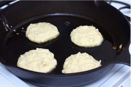 Яблочные оладушки.  Ингредиенты: 03