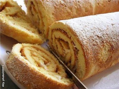 Восхитительный рулет.  Для рулета я делаю обычное бисквитное тесто: