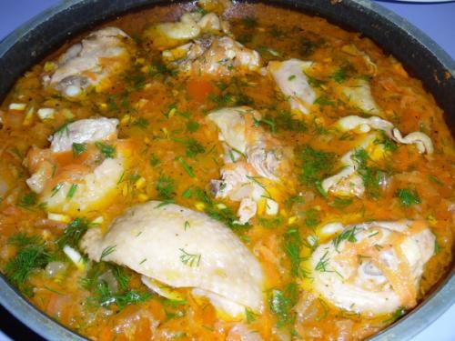 Курица с овощной подливой.