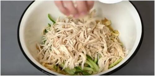 Салат с куриным Филе, яичными блинчиками и свежим огурцом. 08 Салат с куриным Филе, яичными блинчиками и свежим огурцом. 08