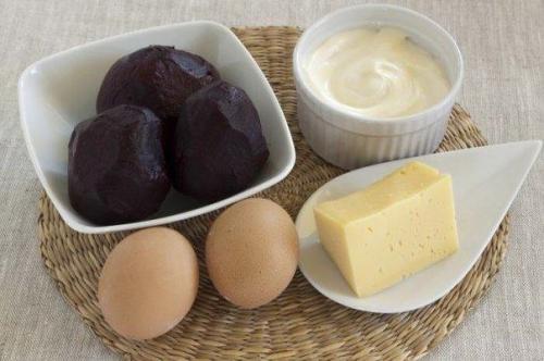 Салат свекольный. Нежный, вкусный, аппетитный свекольный салат, приготовленный с добавлением яиц и свеклы отлично подходит для повседневного меню. 01