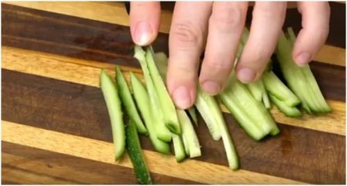 Салат с куриным Филе, яичными блинчиками и свежим огурцом. 07 Салат с куриным Филе, яичными блинчиками и свежим огурцом. 07