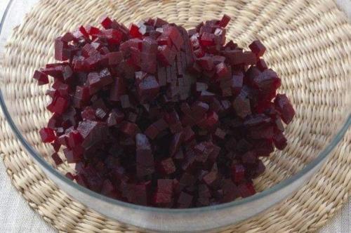 Салат свекольный. Нежный, вкусный, аппетитный свекольный салат, приготовленный с добавлением яиц и свеклы отлично подходит для повседневного меню. 02