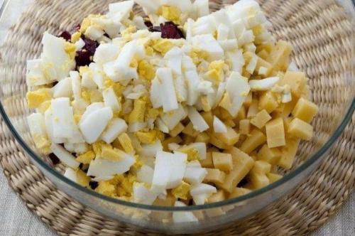 Салат свекольный. Нежный, вкусный, аппетитный свекольный салат, приготовленный с добавлением яиц и свеклы отлично подходит для повседневного меню. 03