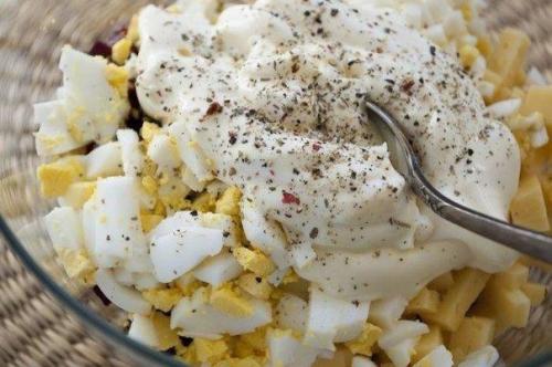 Салат свекольный. Нежный, вкусный, аппетитный свекольный салат, приготовленный с добавлением яиц и свеклы отлично подходит для повседневного меню. 04