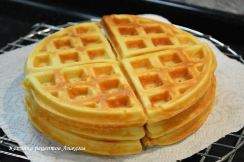 Бельгийские вафли.
Мягкие, воздушные, сладкие, с хрустящей корочкой.

