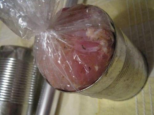 Королевское мясо. В жестяную банку рукав с куриным мясом положи. 02