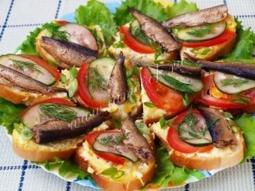 Праздничные бутерброды со шпротами. 05