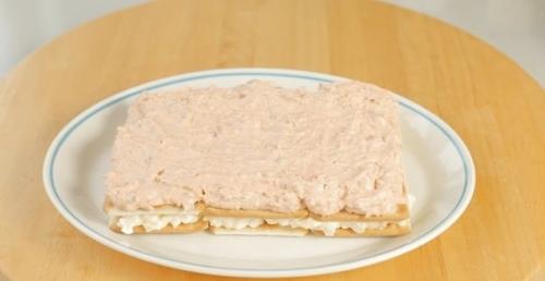 Лучший закусочный торт из крекеров и рыбных консервов. 05