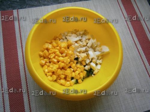 Салат из свежих огурцов с кукурузой и яйцами. 02 Салат из свежих огурцов с кукурузой и яйцами. 02